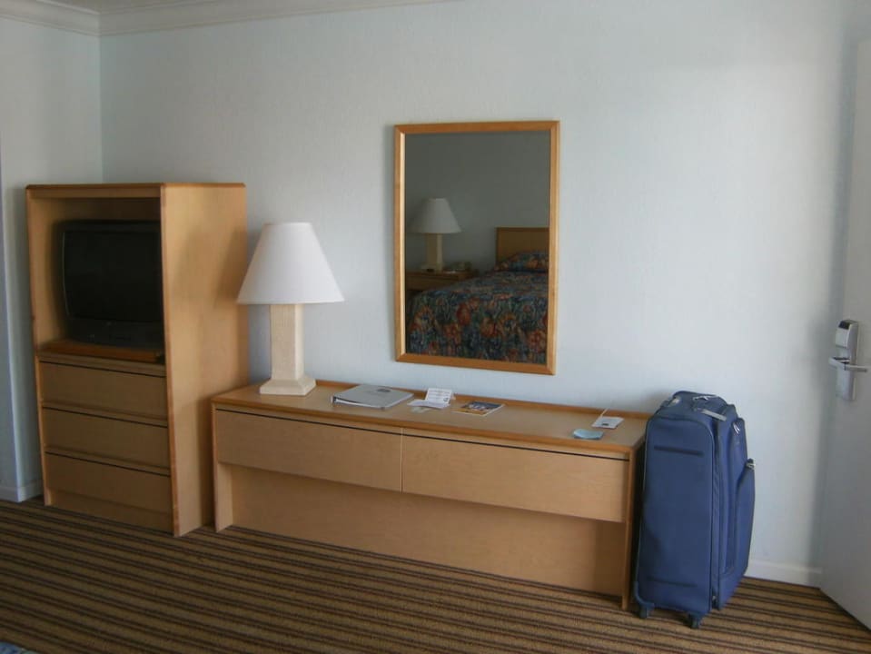 Kofferablage und TV Best Western Plus Hibiscus Motel