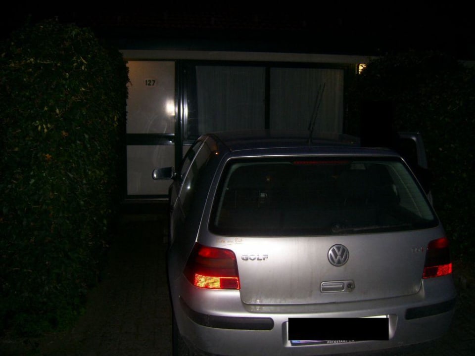 Der Parkplatz hinter dem Zimmer Green Motel