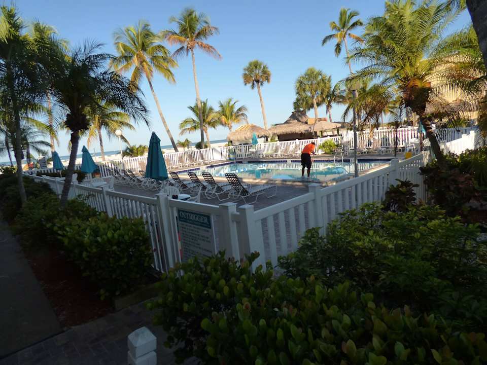 Poolbereich Hotel Outrigger Beach Resort