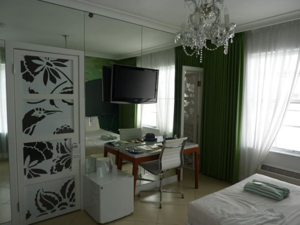 Tisch, Stuhl & Kühlschrank waren auch vorhanden The President Hotel