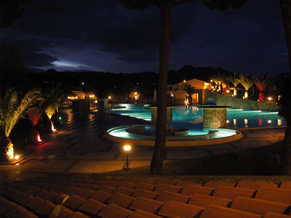 Hotel bei Nacht Tirreno Resort
