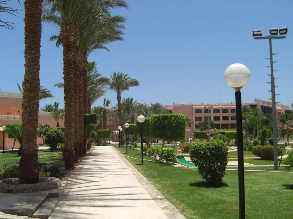 Weg vom Nebengebäude zum Hauptgebäude Beach Albatros Resort