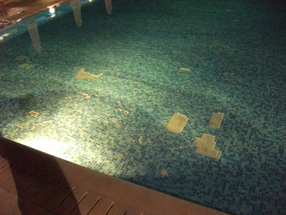 Fehlende Fließen im Pool  Queen's Bay Hotel