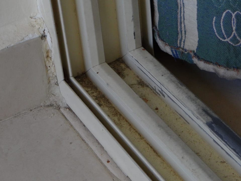 Brudne futryny okien Brayka Bay Resort