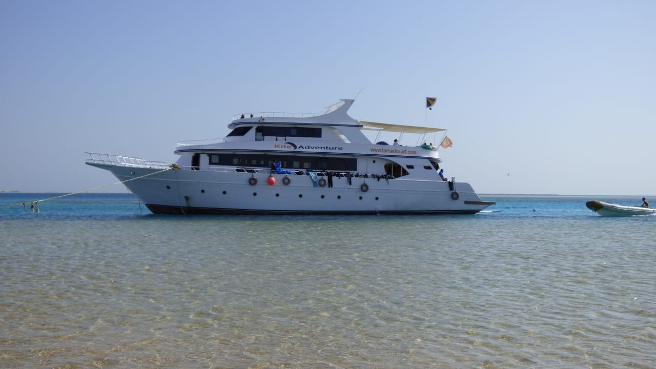 Außenansicht KiteAdventure Boat - Tornado Surf