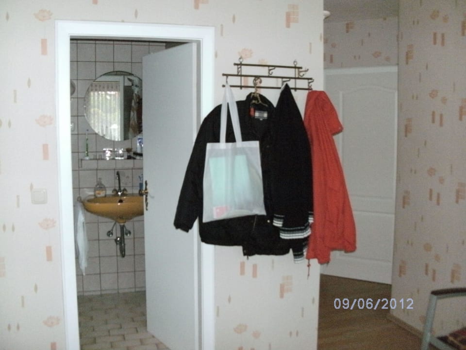Garderobe mit Blick ins Bad Hotel Carolinensiel Doan