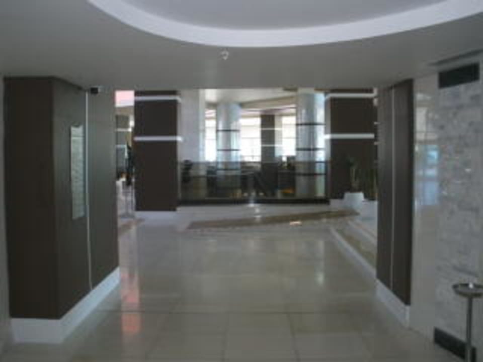 Blick vom Aufzug zur Lobby Venosa Beach Resort & Spa