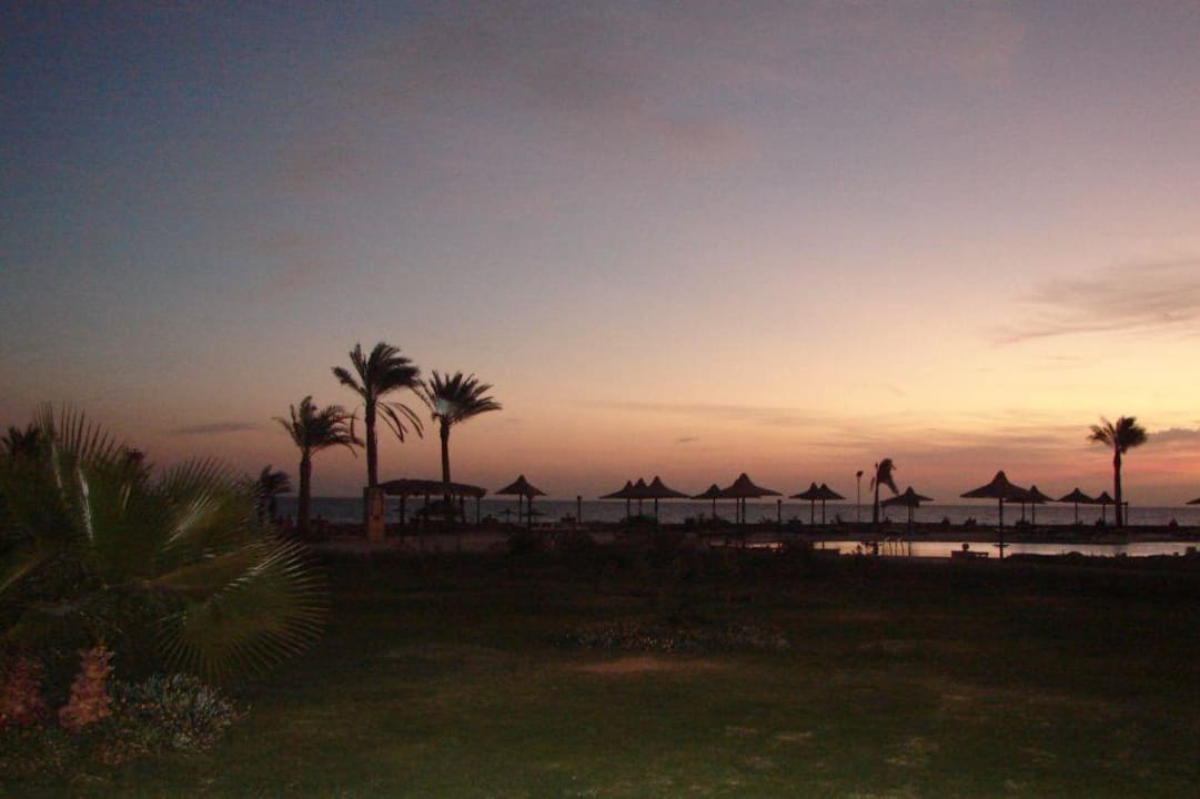 Gartenanlage (5 Uhr früh) Hotel Carnelia Beach Resort