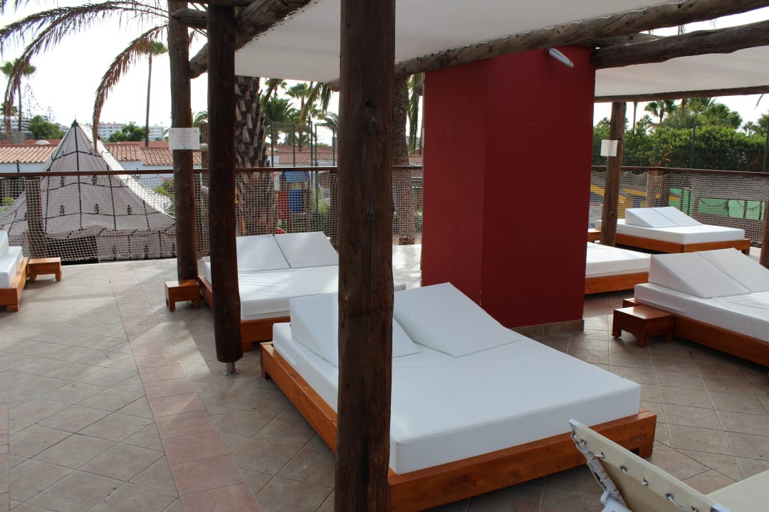 Ruhebereich am Pool HL Miraflor Suites Hotel