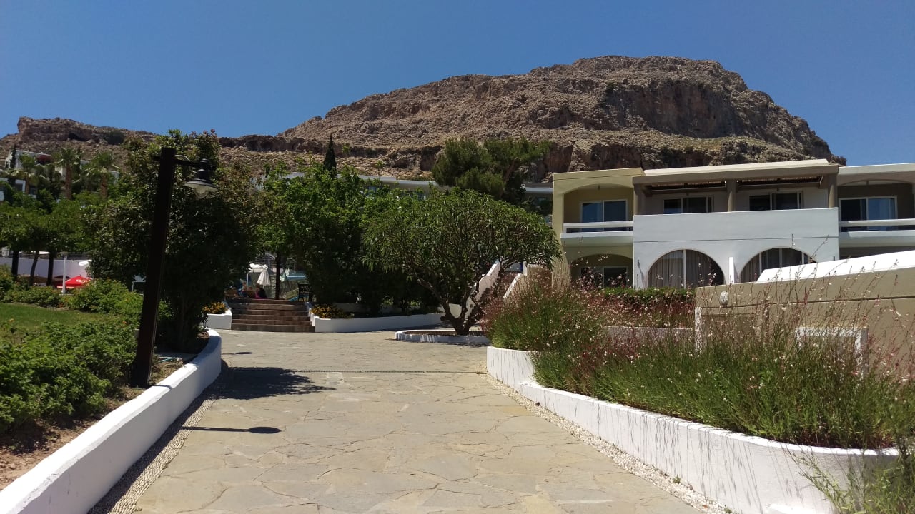 Der Weg zum Pool, Hintergrund Bergmassiv alltoura Club Hotel Porto Angeli Beach Resort