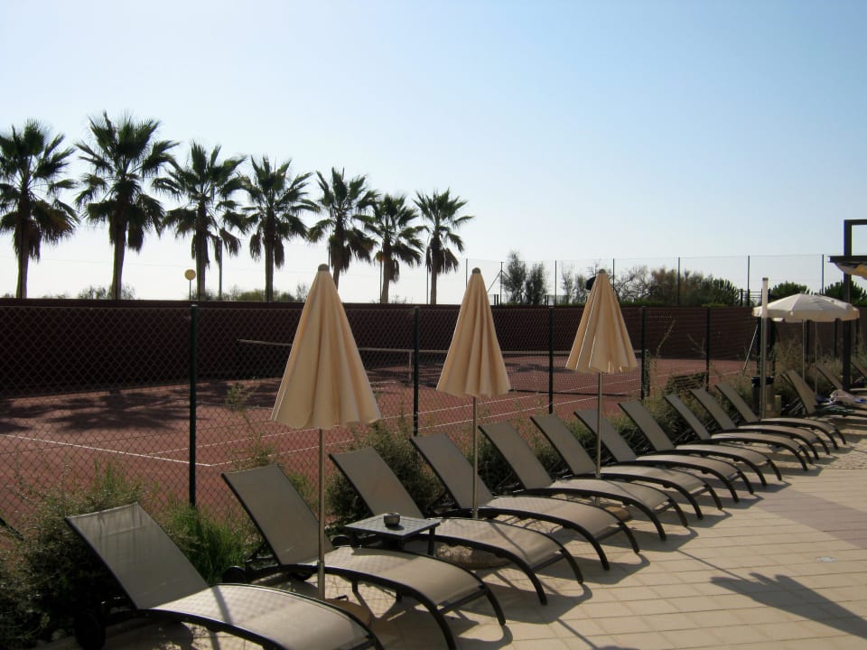 Tennisplatz und Poolliegen Ozadi Altura Beach Resort