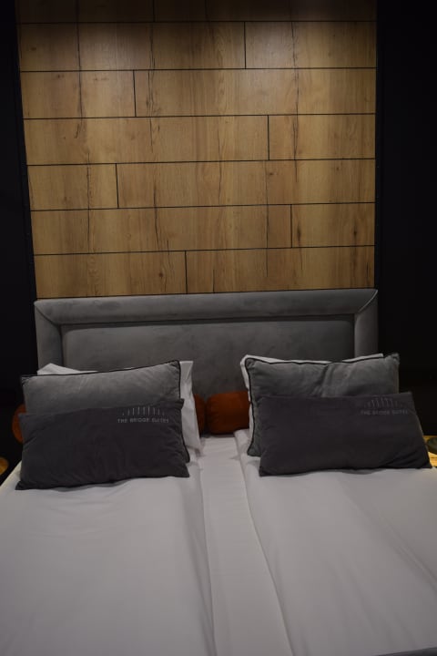 Zimmer The Bridge Suites Hotel