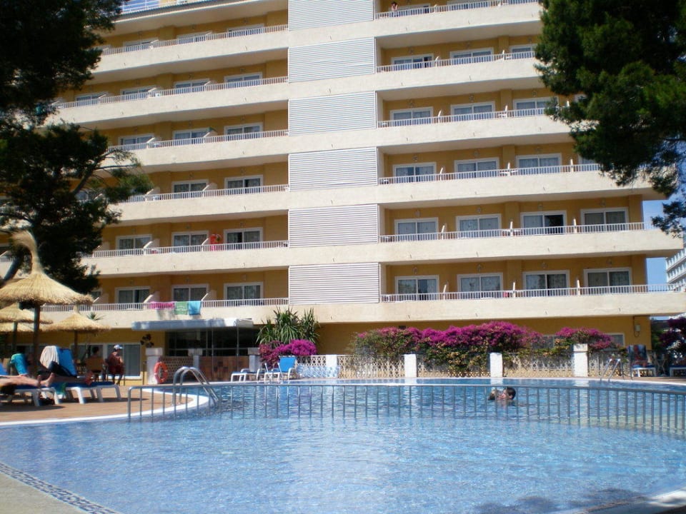 Blick vom Pool aufs Hotel Grupotel Montecarlo