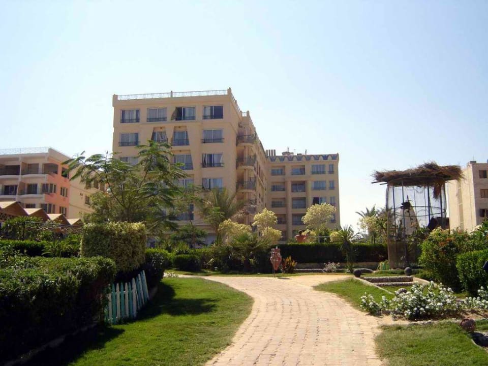 Widok hotelu z plaży King Tut Resort