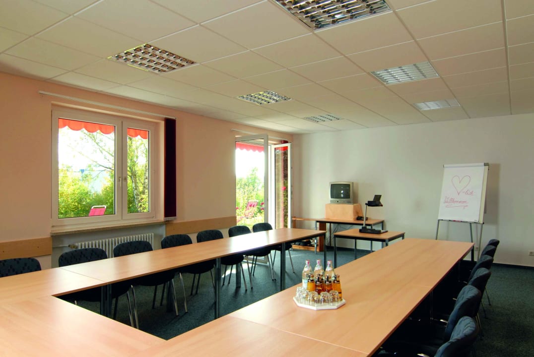 Konferenzraum mit Zugang zum Rosengarten Vitalhotel König am Park
