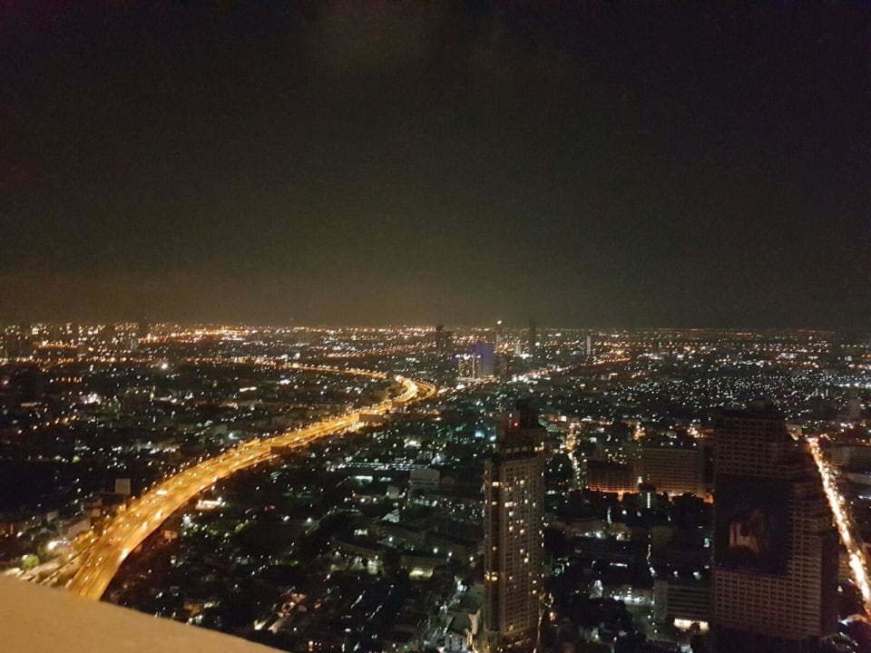 Ausblick bei Nacht vom Stockwerk 59 Flussblick Tower Club At Lebua