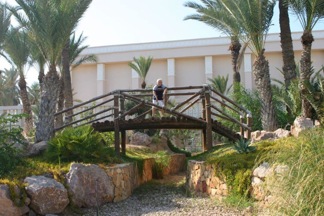 Außenanlage vor dem Hotel Zita Beach Resort