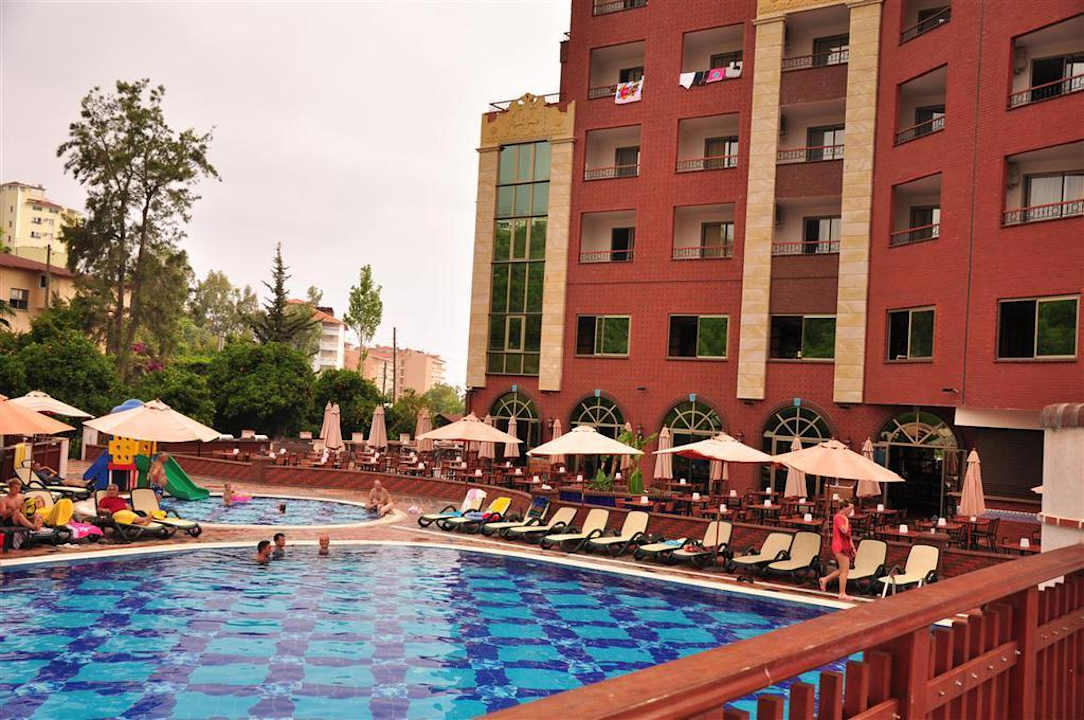 Widok z basenu NoxInn Club