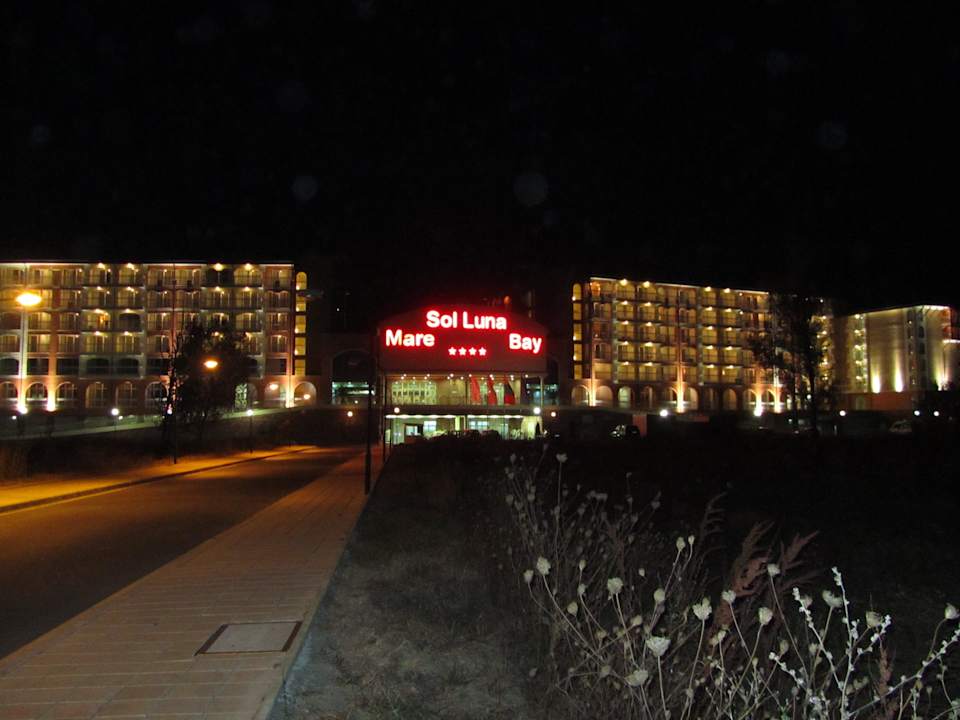 Hotel bei Nacht Sol Luna Bay