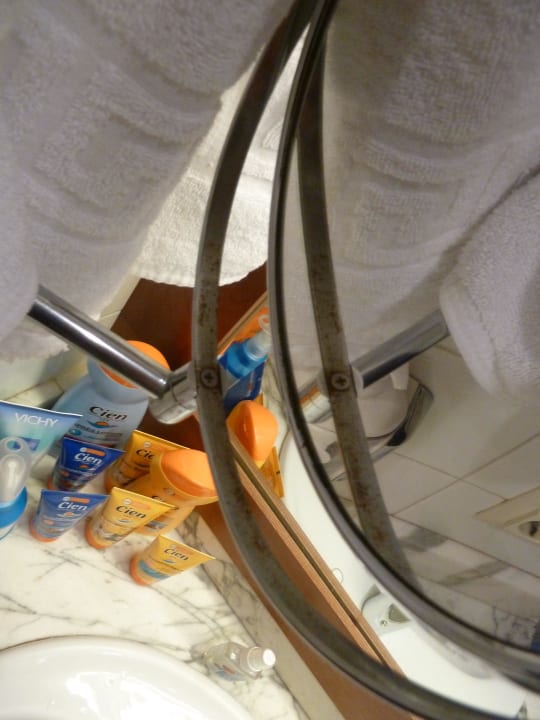 Kosmetikspiegel voller Dreck VIVA Eden Lago