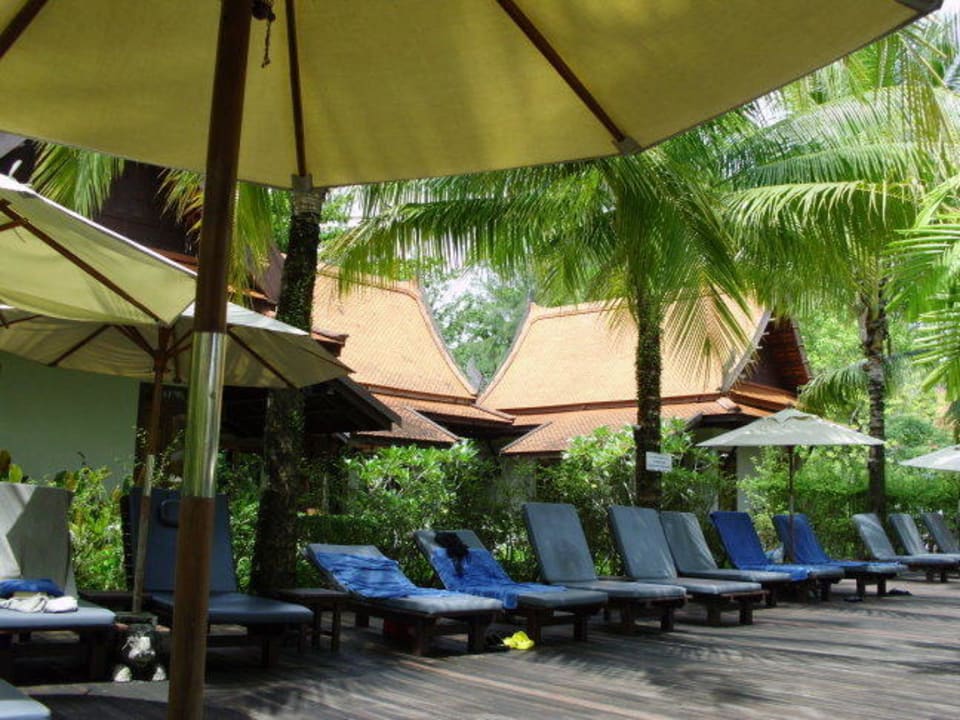Liegestühle am Pool Khaolak Bhandari Resort & Spa