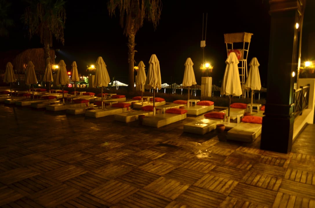 Miejsca do leżenia pomiędzy basenem a plażą Emelda Sun Club