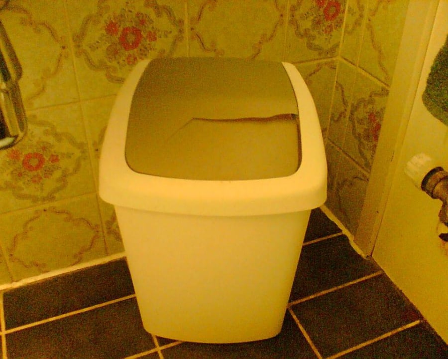 kaputter Mistkübel im Bad Berghotel Ocherbauer