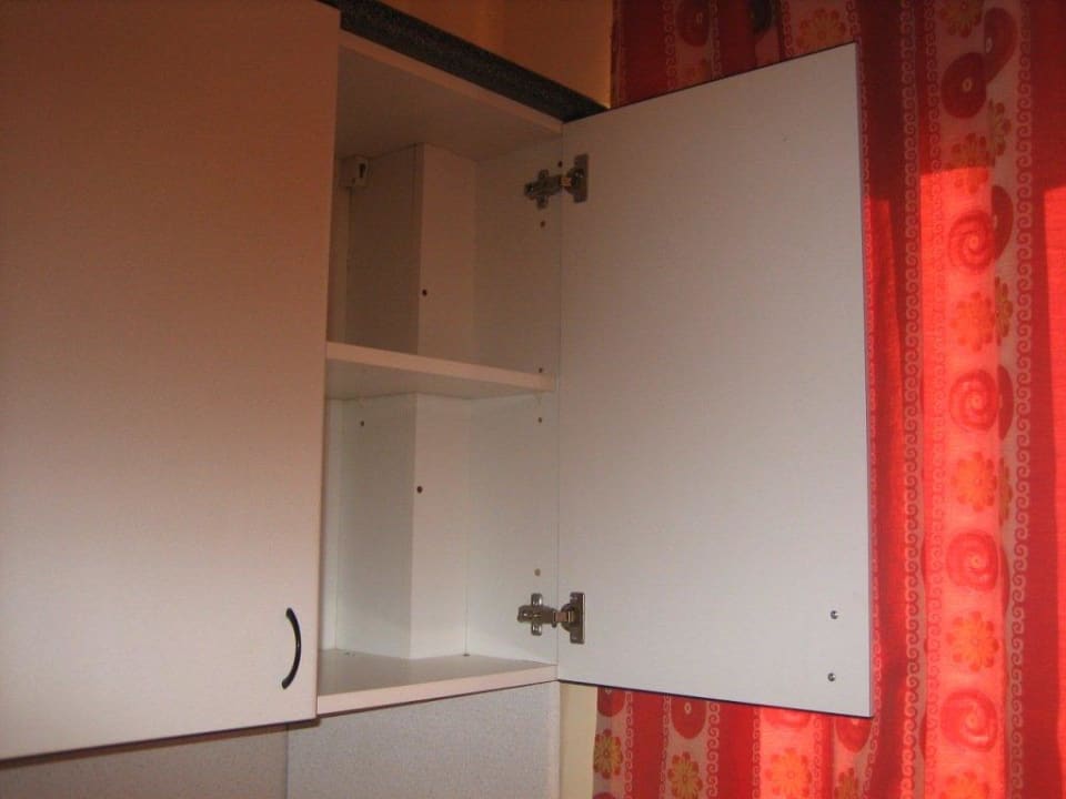 Reparierte Tür über der Spüle Dream Family Club