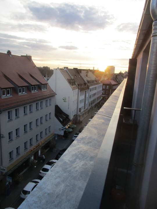 Auf kleiner Terrasse Adina Apartment Hotel Nuremberg