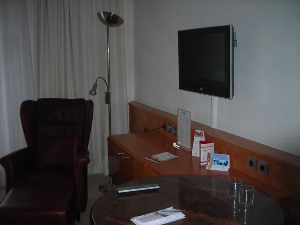 Sessel, Schreibtisch und LCD-TV Lindner Düsseldorf Airport, part of JdV by Hyatt