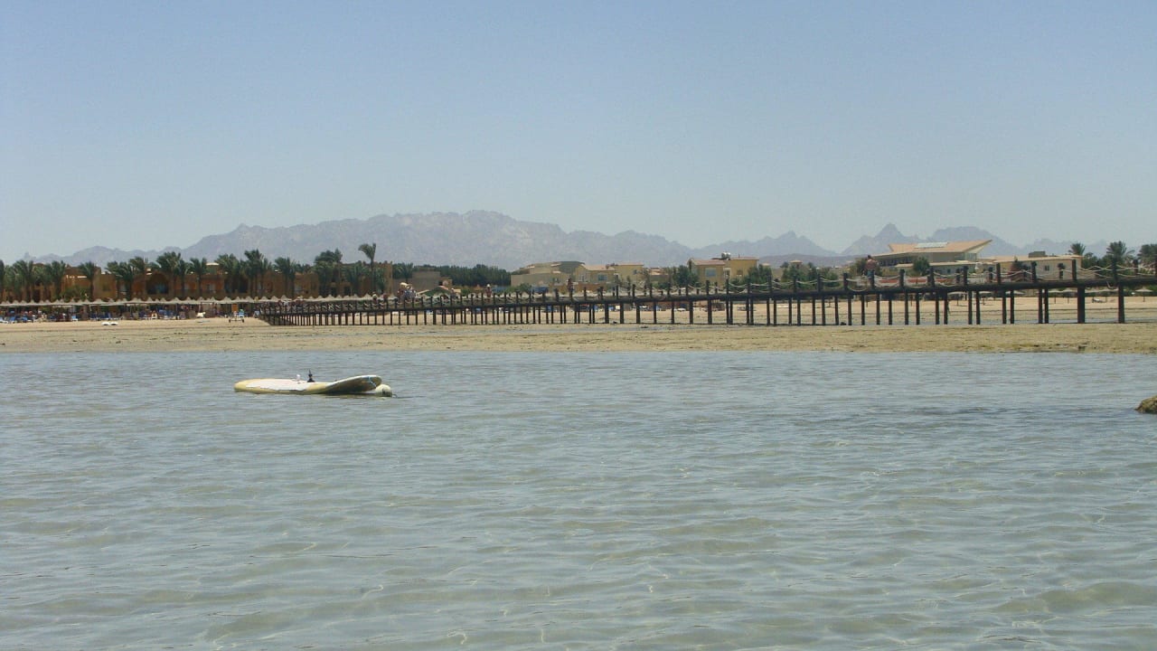 Widok z morza na plaże Stella Beach Resort & Spa Makadi Bay