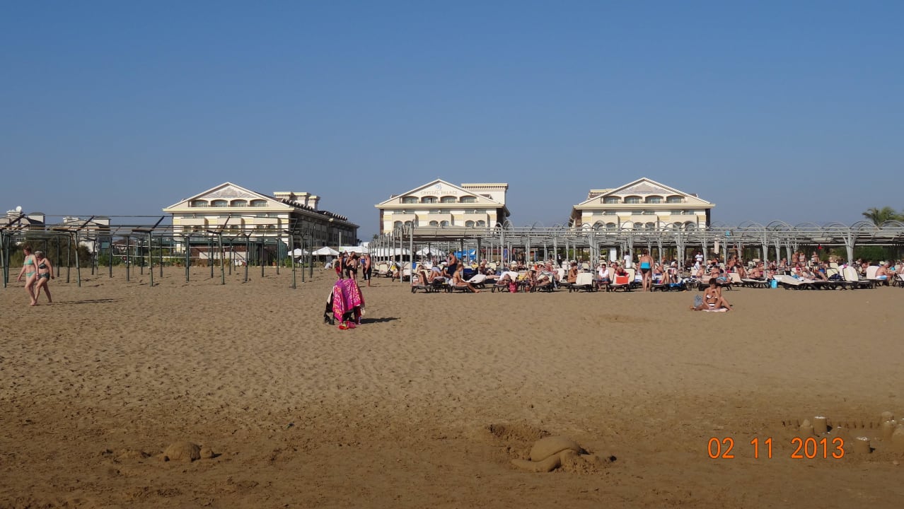 Das Hotel mit seinen 3 Trakten vom Strand aus Diamond Excellence Resort & Spa