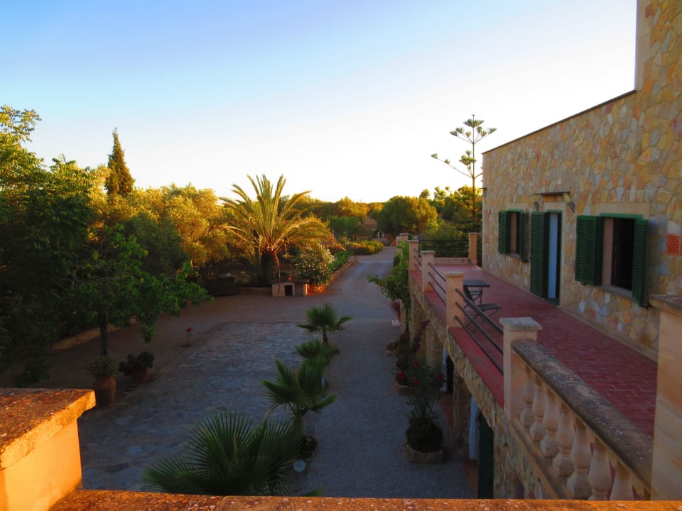 Blick zum Innenhof von der Poolterrasse Fincahotel Son Baro