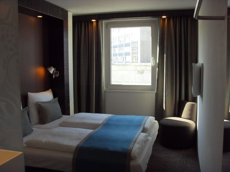Blick ins Zimmer Motel One Hamburg-Altona