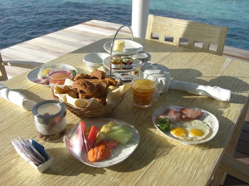 Frühstück in der Wasservilla ananea Diamonds Athuruga