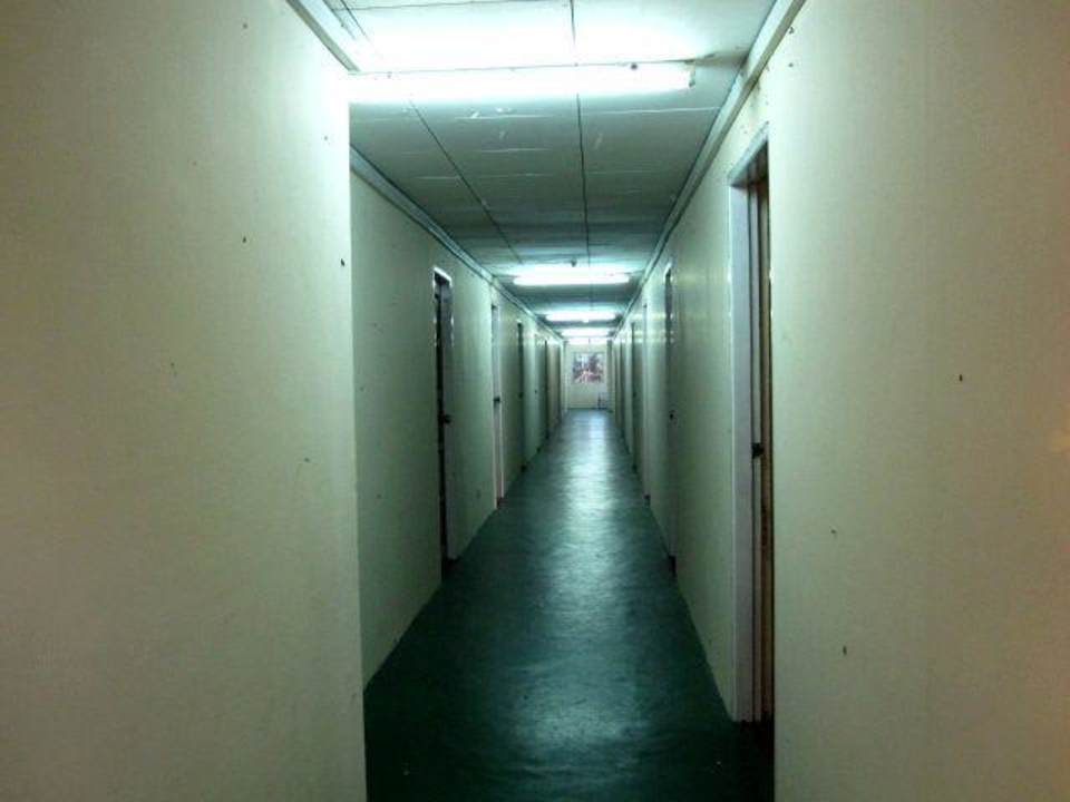 Der lange Flur in Abteilung C Mountain Top Hotel