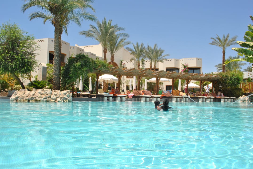 Pool mit Relax Liege Ghazala Gardens