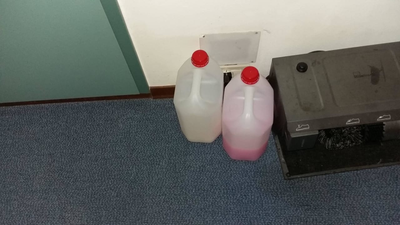 Hochgefährliche Putzmitteln in Korridor Hotel Alemagna