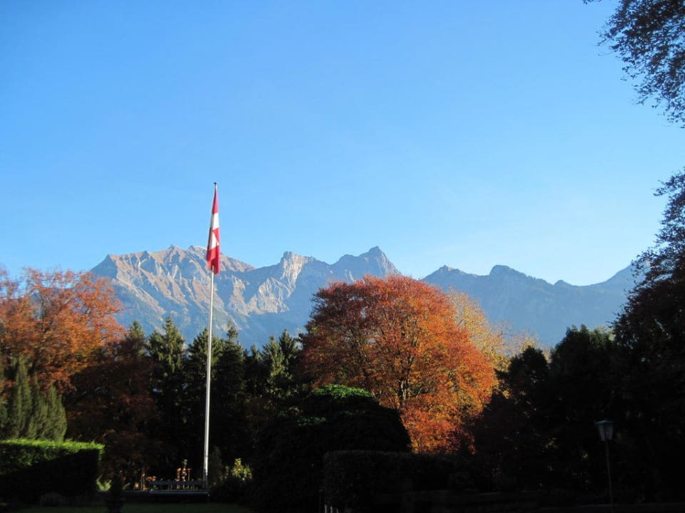 Gartensicht auf die Berge Hotel Schloss Ragaz