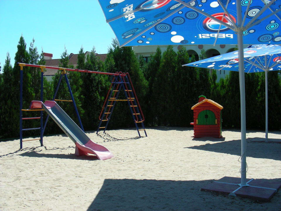 Spielplatz hinter dem Kinderpool Duni Royal Pelican Resort