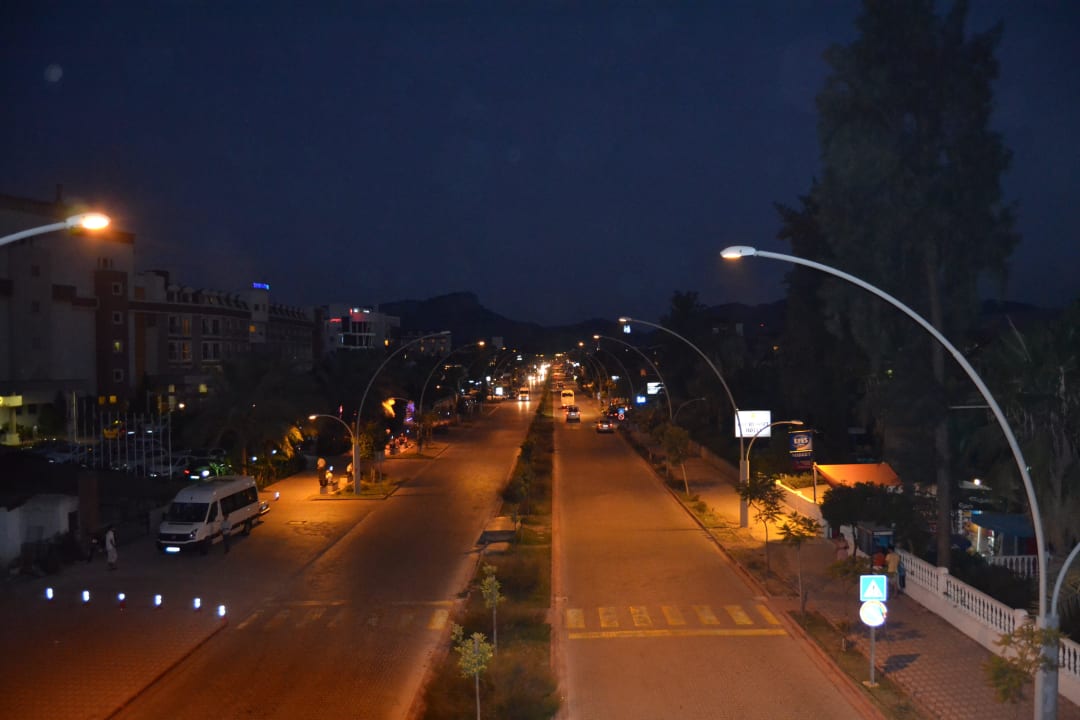 Вид с моста на главную улицу и отель  Armas Gül Beach