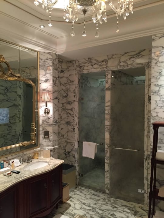 Bad Hotel Waldorf Astoria Shanghai on the Bund