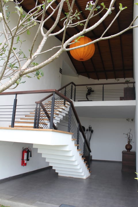 Aufgang zu den oberen Zimmern Kithala Resort