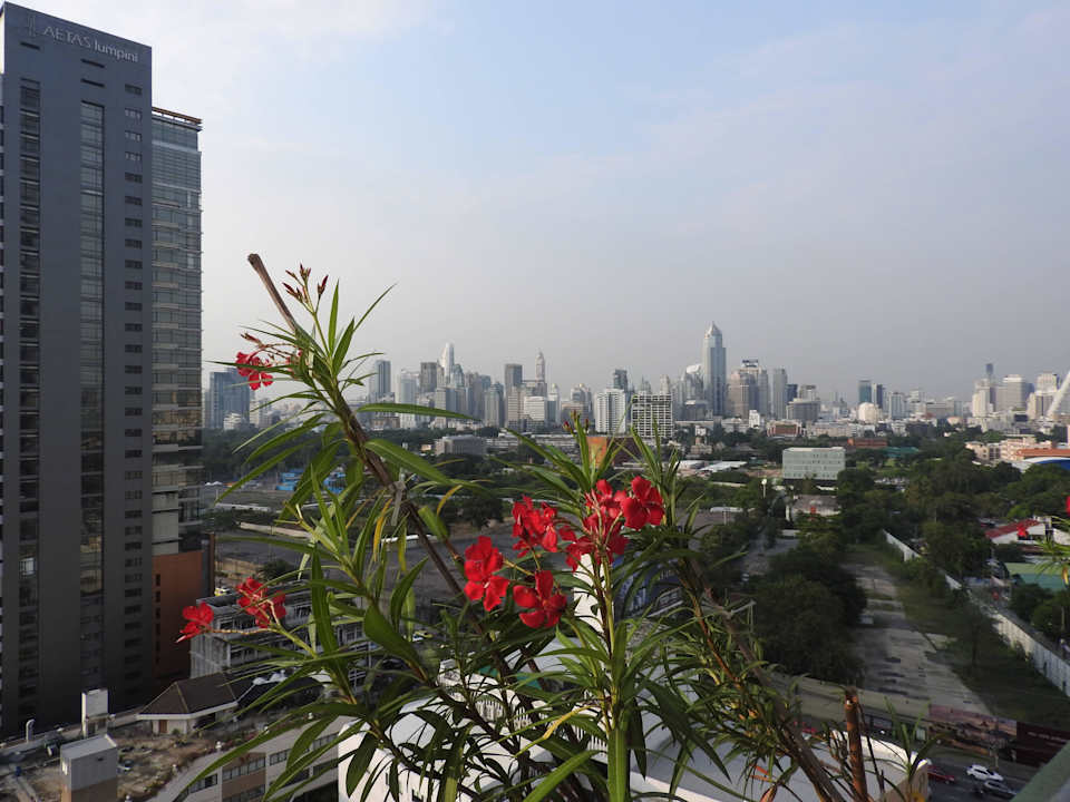 Von der Poolbar im 15. Stockwerk Pinnacle Lumpinee Park Hotel