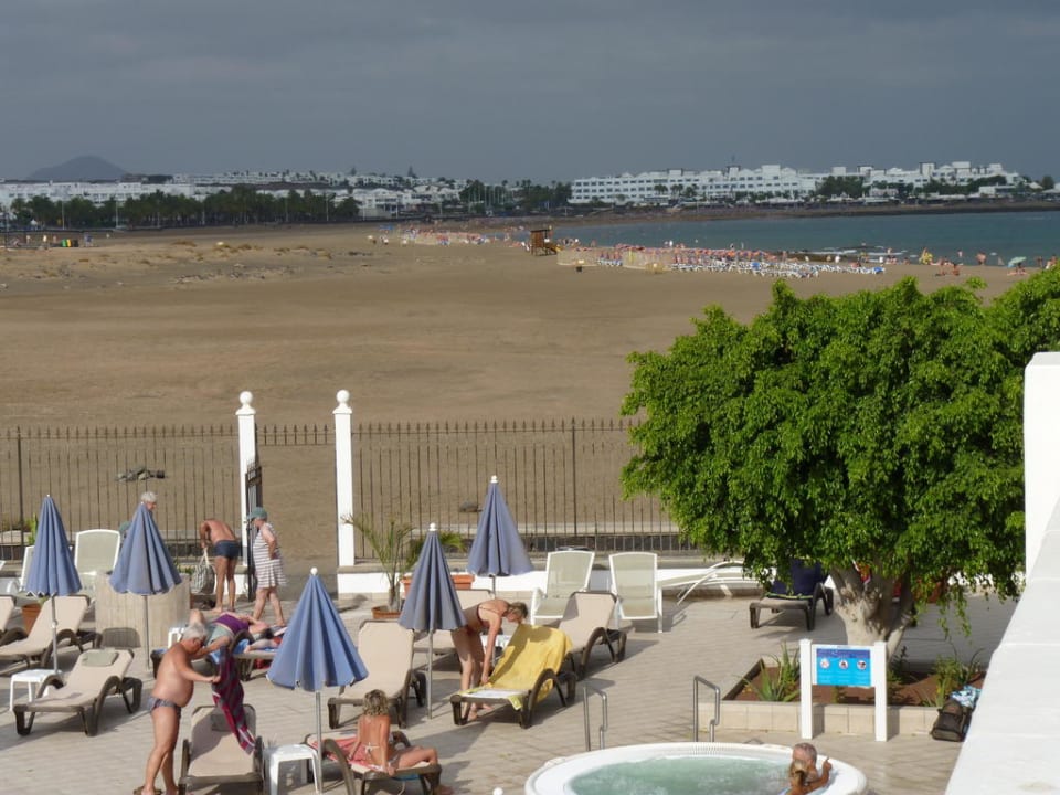 Poolbereich mit Zugang zum Strand Hotel Las Costas
