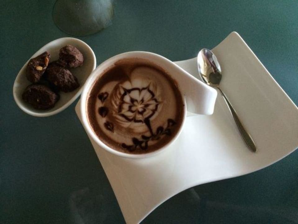 Kaffee in Lobby Hotel Le Meridien Al Aqah Beach Resort