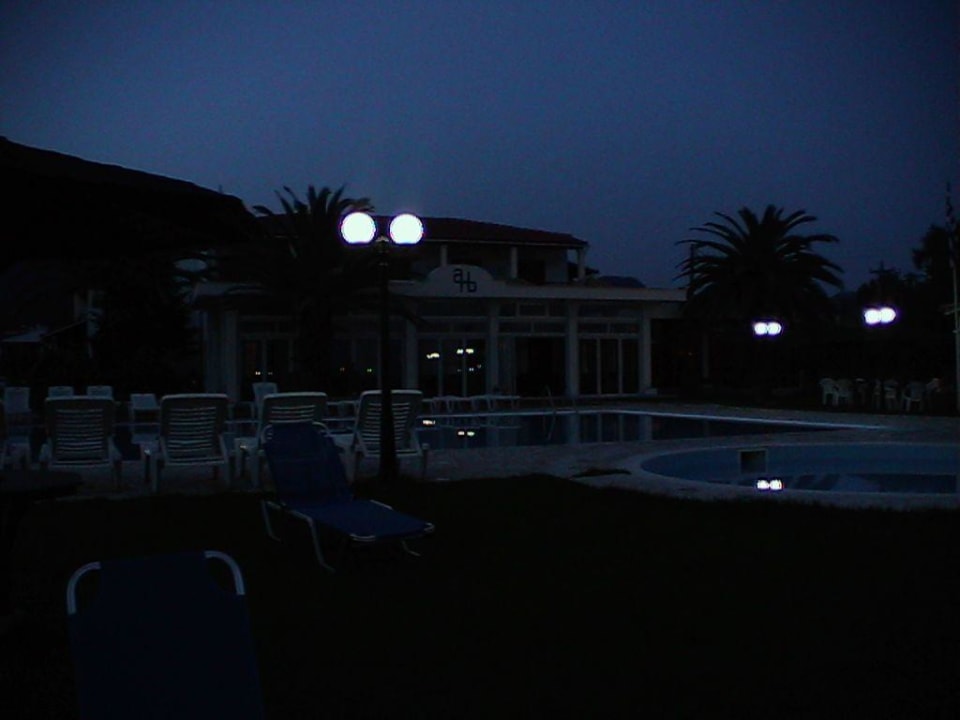 Blick vom Pool zum Restaurant Acharavi Beach Hotel