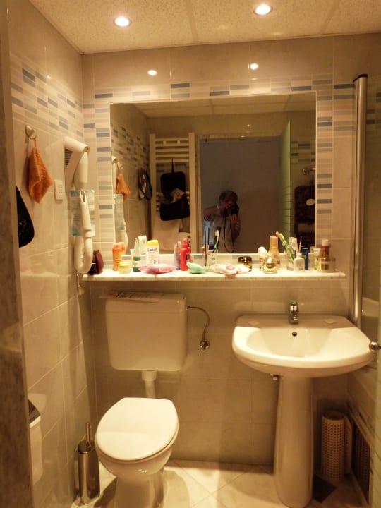 Kleines Bad, aber neu und gut ausgestattet Narcis Hotel