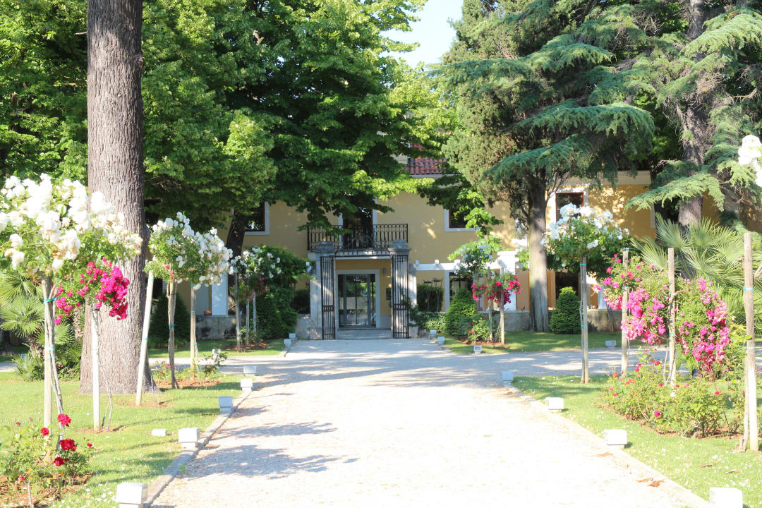 Hoteleingang vom Garten aus gesehen Falkensteiner Hotel Adriana
