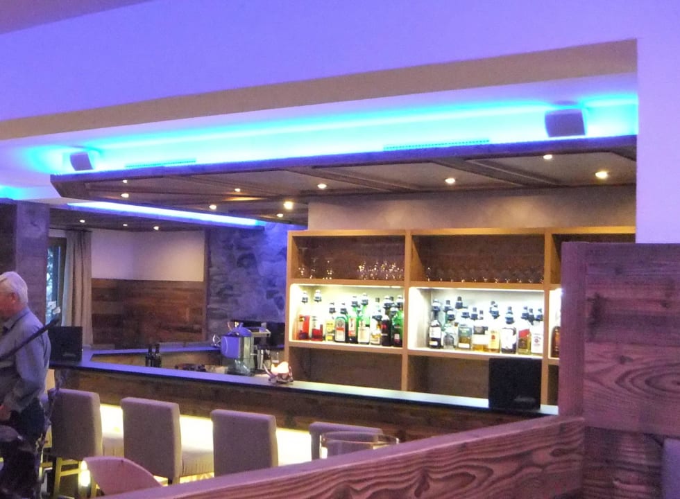 Blick zur eleganten Bar Alpine Resort Sportalm